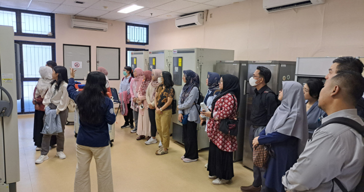 Mahasiswa Baru Prodi S3 Angkatan 2023 Kunjungi Biobank FK-KMK UGM