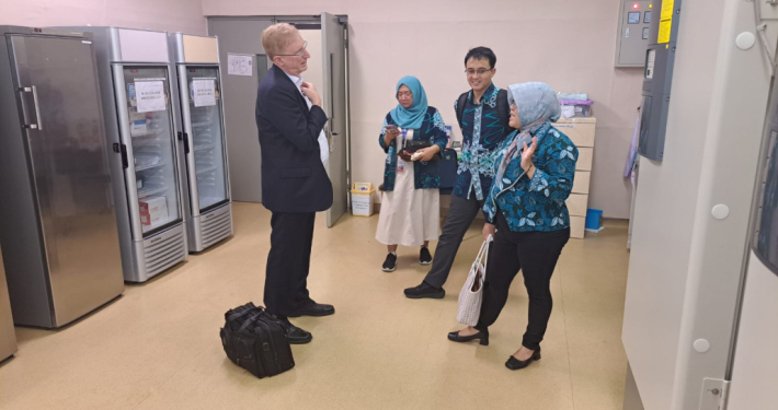 Kunjungan Prof. Jason Swedlow ke Biobank FK-KMK UGM